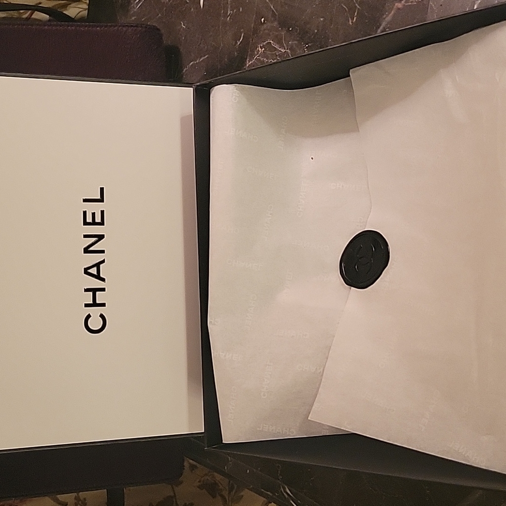 Chanel gift box - Picture 2 of 2